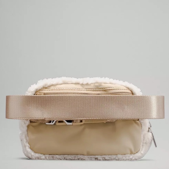 Lululemon White Fleece Everywhere Belt Bag Crossbody Bag Ivory Natural Nwt - Picture 3 of 6